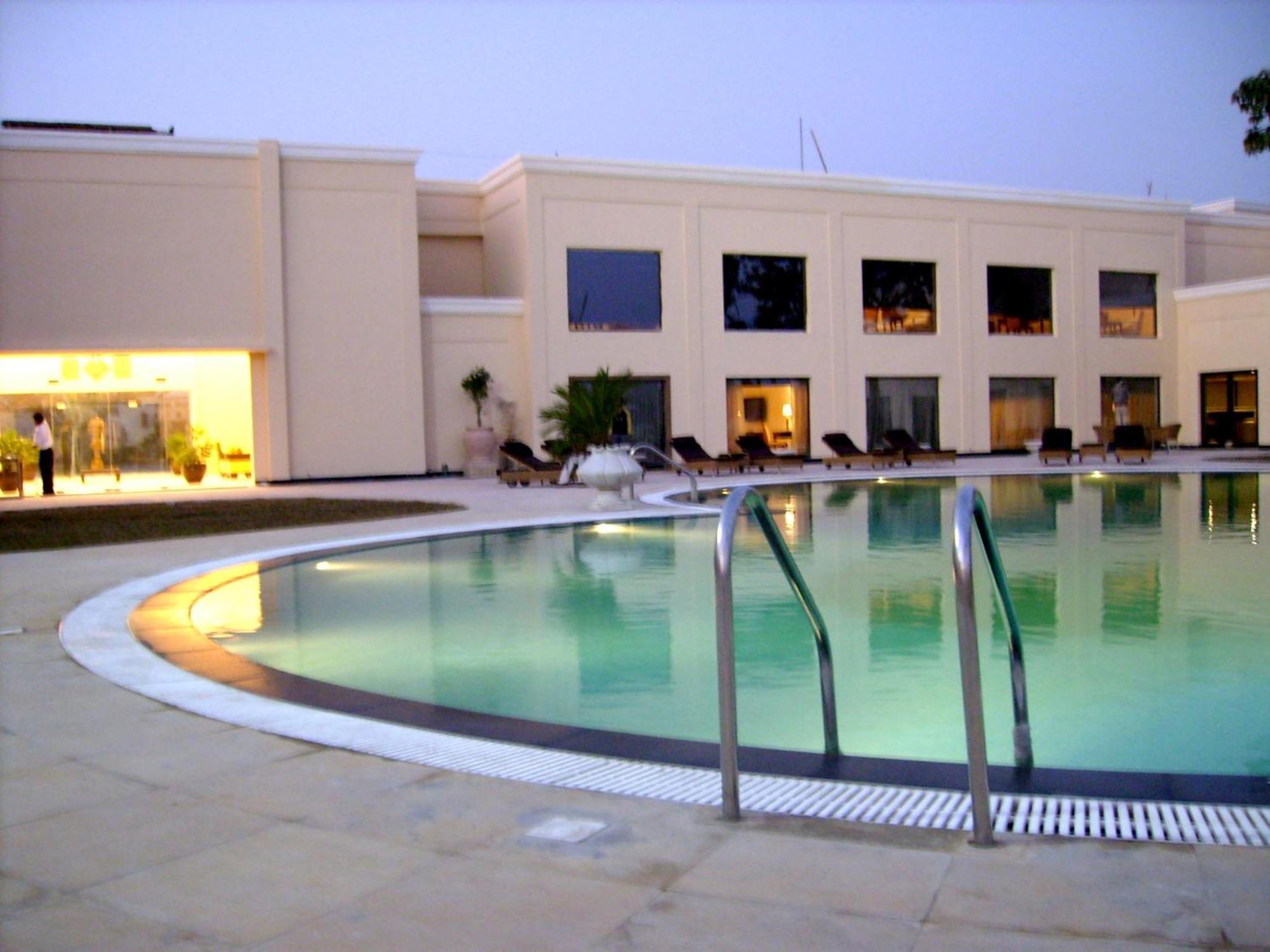 The Lalit Traveller Khajuraho Khajurāho Exterior foto